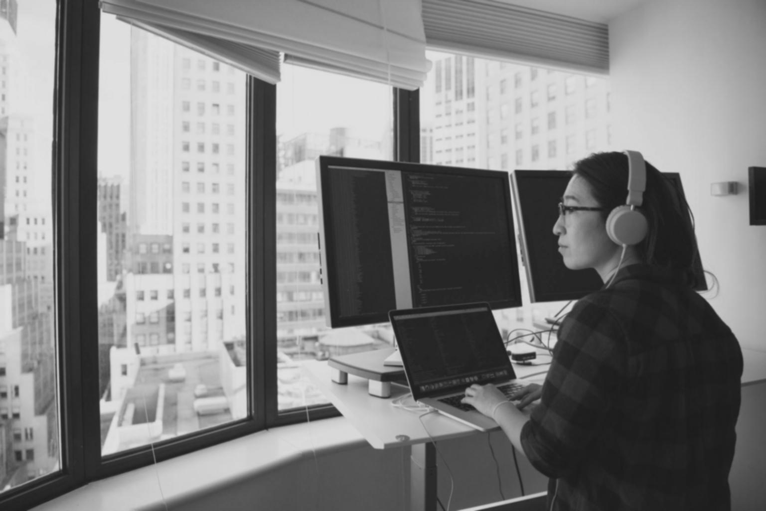 Equipo de inovarieloq trabajando en análisis financiero